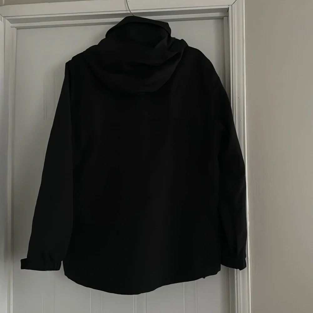 Women’s Land’s End Water/wind proof jacket. - Picture 3 of 4
